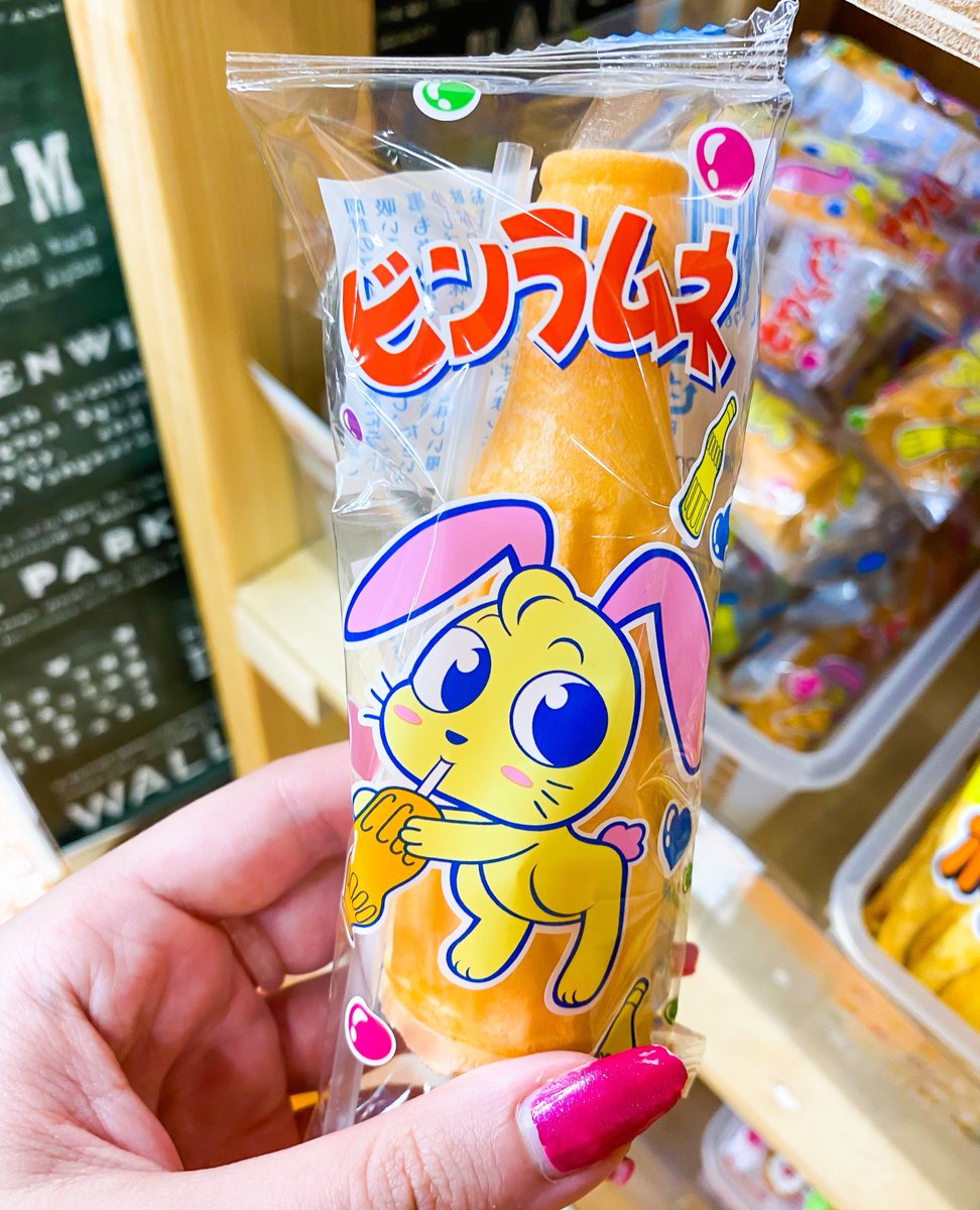 JapanCandyBox's tweet photo. 😍💦 Ramune is just so refreshing! 🤤🍹Even this bunny is enjoying its bottle-shaped ramune candy! 🥤🐰🐇

#ramune #ramunecandy #japanesesnack #japancandy #okashi #oishii  #japanesesweets #ramunelover https://t.co/Zio5xwuiRn