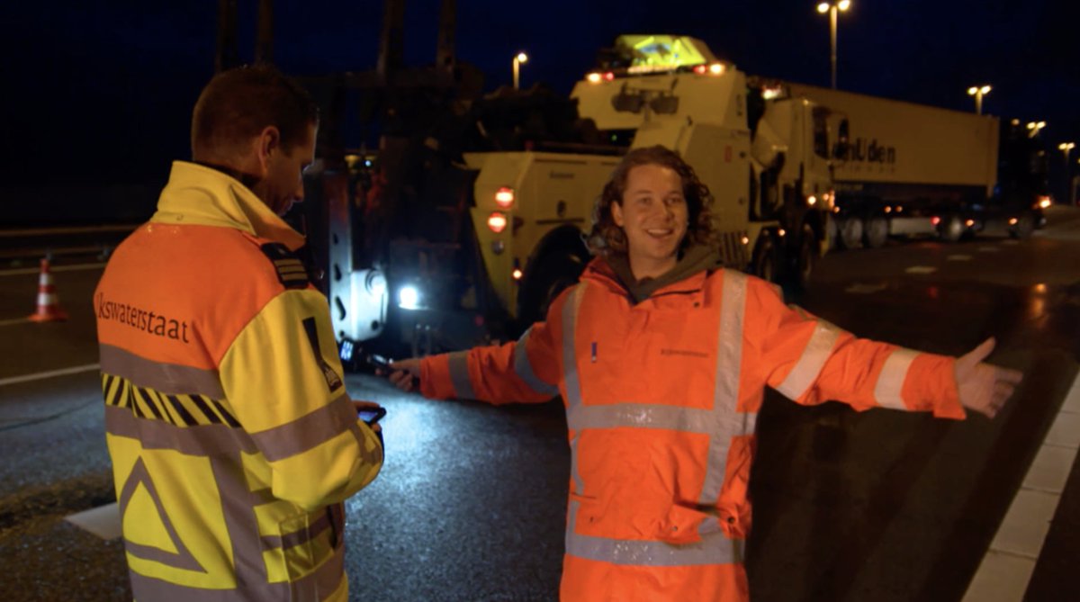 hetklokhuis's tweet photo. Je kent vast wel de gele pick-up trucks op de snelweg van de weginspecteur. Ze zijn 24 uur per dag op de weg om te helpen bij ongelukken en de snelweg schoon en veilig te houden. Maar hoe weten ze waar ze moeten zijn? Pascal zoekt het uit. https://t.co/A49Cvpg2la https://t.co/cxOFYzYP23
