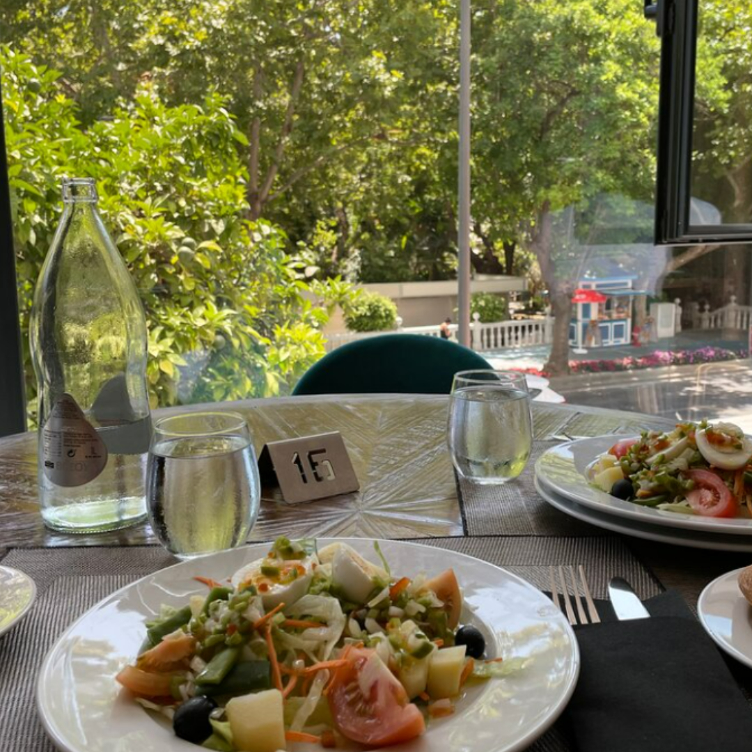 ¡Come con las mejores vistas de la ciudad, con vistas al Parque Alameda!

Un lugar lleno de vegetación en el que encontrarás muchos ficus 🌲​ y alguna que otra especie rara y valiosa.

☎️​ +34 952 82 45 70
📍 Av. Ramón y Cajal 3, 29601, Marbella (Málaga)