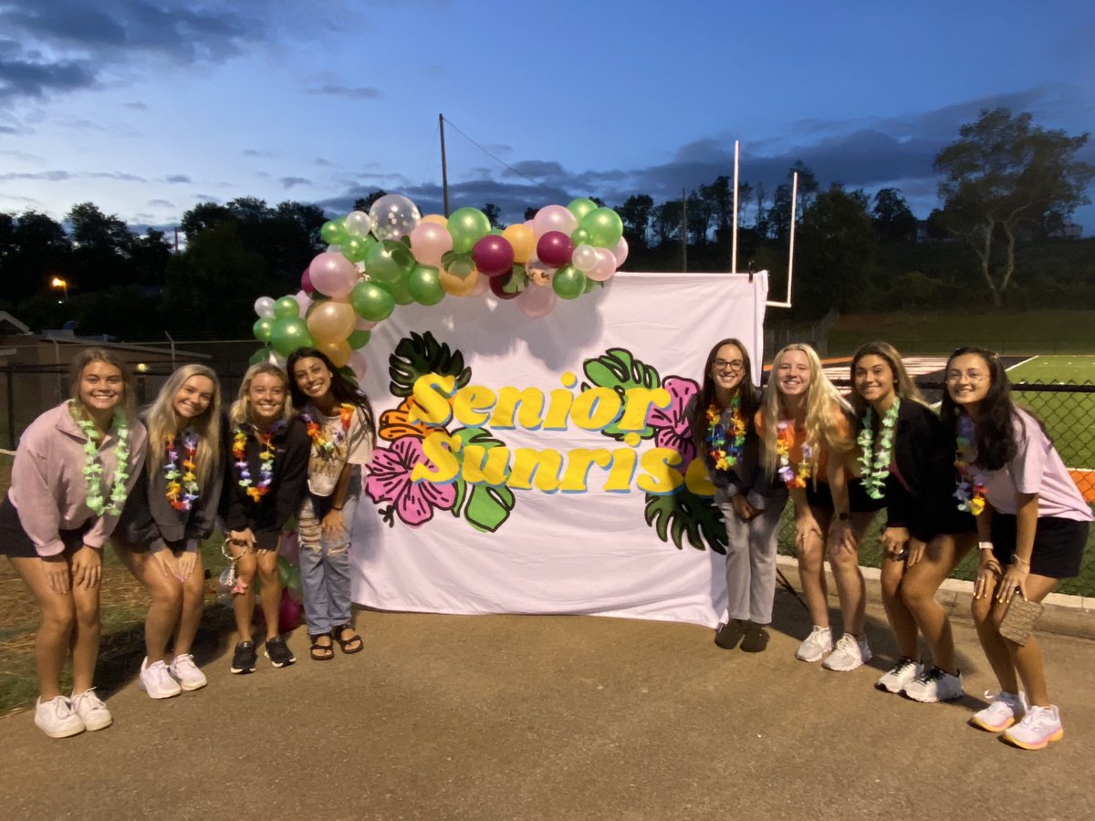 Panthers_LCHS's tweet photo. Senior sunrise this morning.  Best students ever! https://t.co/fZmMTflQKv