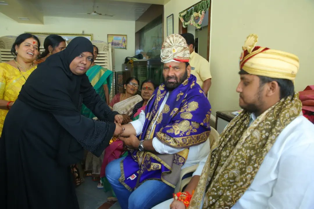 KSGOffice's tweet photo. రాఖీ పండుగ ను పురస్కరించుకొని శ్రీశైలం గౌడ్ గారి నివాసానికి పెద్ద ఎత్తున చేరుకొని @KunaSrisailam గారికి రాఖీ కట్టి శుభాకాంక్షలు తెలిపిన మహిళా మోర్చా నాయకులు, పలువురు మహిళలు. 

#RakshaBandhan #AzadiKaAmritMahotsav https://t.co/liWtZxtQm7