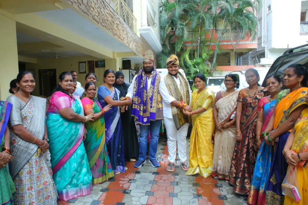KSGOffice's tweet photo. రాఖీ పండుగ ను పురస్కరించుకొని శ్రీశైలం గౌడ్ గారి నివాసానికి పెద్ద ఎత్తున చేరుకొని @KunaSrisailam గారికి రాఖీ కట్టి శుభాకాంక్షలు తెలిపిన మహిళా మోర్చా నాయకులు, పలువురు మహిళలు. 

#RakshaBandhan #AzadiKaAmritMahotsav https://t.co/liWtZxtQm7