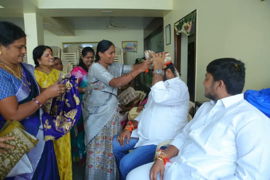 KSGOffice's tweet photo. రాఖీ పండుగ ను పురస్కరించుకొని శ్రీశైలం గౌడ్ గారి నివాసానికి పెద్ద ఎత్తున చేరుకొని @KunaSrisailam గారికి రాఖీ కట్టి శుభాకాంక్షలు తెలిపిన మహిళా మోర్చా నాయకులు, పలువురు మహిళలు. 

#RakshaBandhan #AzadiKaAmritMahotsav https://t.co/liWtZxtQm7