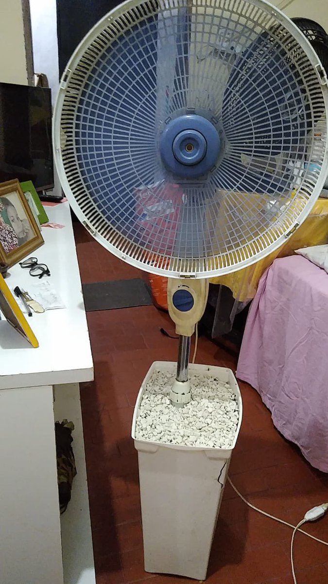 nogoldtooth's tweet photo. O ventilador de minha vó quebrou o pé e ela simplesmente PLANTOU ele KKKKKKKKKKKKK https://t.co/Z6HYN2zQvN