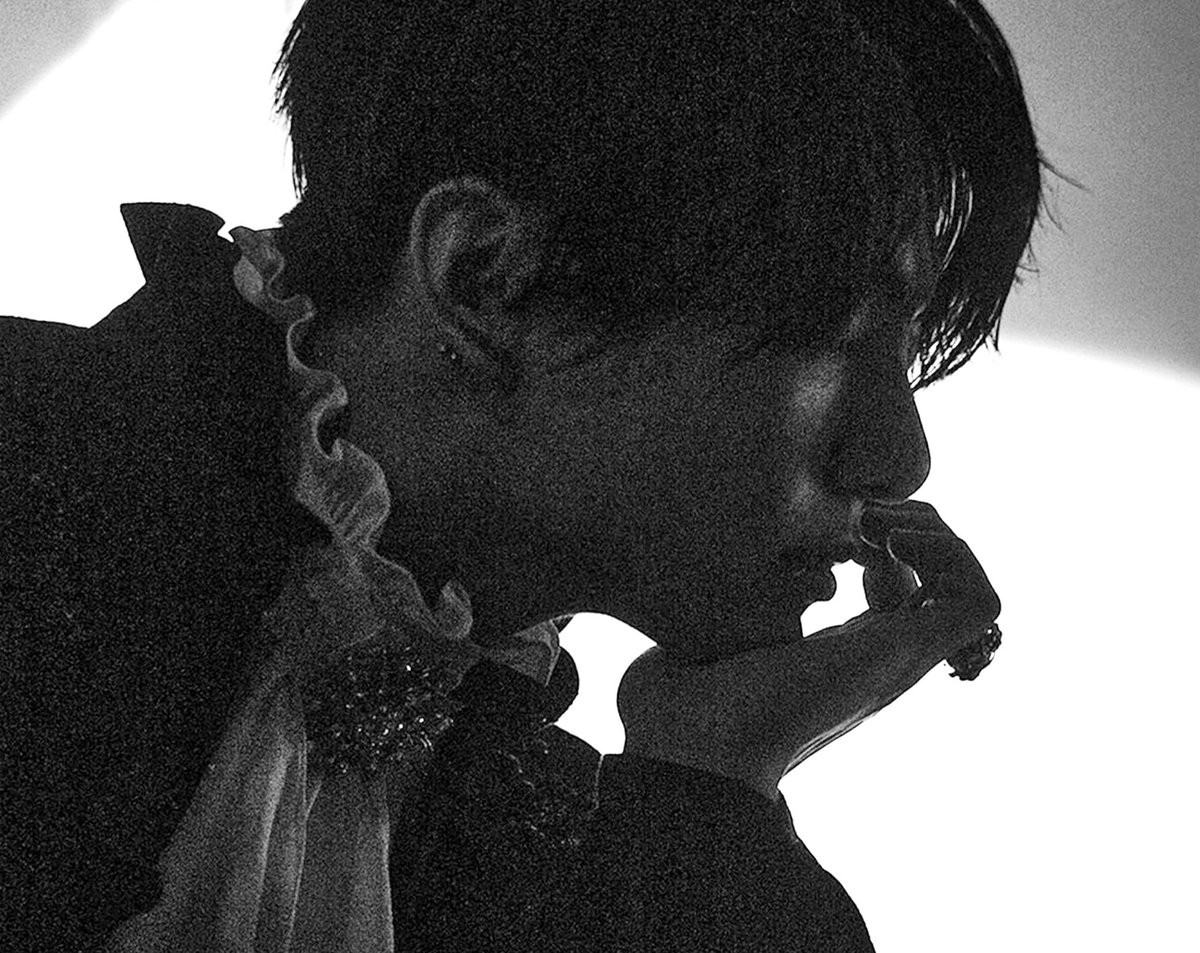 jjklve_'s tweet photo. look at him, his beautiful side profile, the outfit, the details oh my god jungkook https://t.co/jlEbpYOYCb
