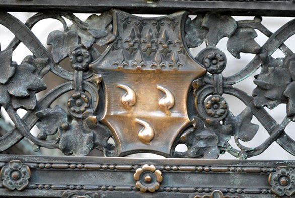 SamuelMareel's tweet photo. What do you do if your family name is almost identical with the word for testicles (‘coglioni’)? You proudly show testicles in your coat of arms, of course, and add a 3rd one as a sign of your extraordinary virility.
Bergamo, funerary monument for Bartolomeo Colleoni (1400-1475). https://t.co/YJkUw78BhR