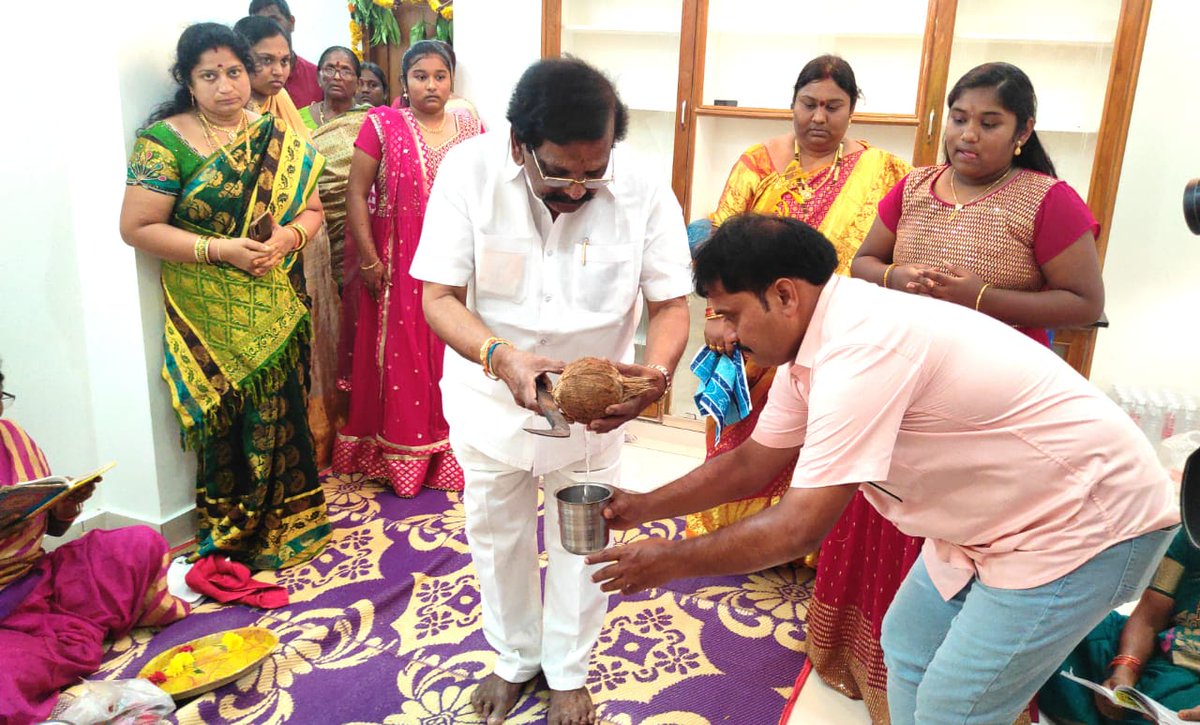 RaghavaraoSidda's tweet photo. ఒంగోలు మహాలక్ష్మి టవర్స్ లో సౌత్ సెంట్రల్ రైల్వే ఉద్యోగి హనుమాలశెట్టి శ్రీనివాసరావు, శ్రీమతి కల్పన నూతన గృహప్రవేశం సందర్భంగా జరిగిన షిర్డీ సాయి బాబా  భజన   కార్యక్రమంలో పాల్గొని పూజలు నిర్వహించాను. ఈ సందర్భంగా హనుమాల శెట్టి శ్రీనివాసరావు దంపతులకు శుభాకాంక్షలు తెలిపాను. https://t.co/zp13i6Yy2J