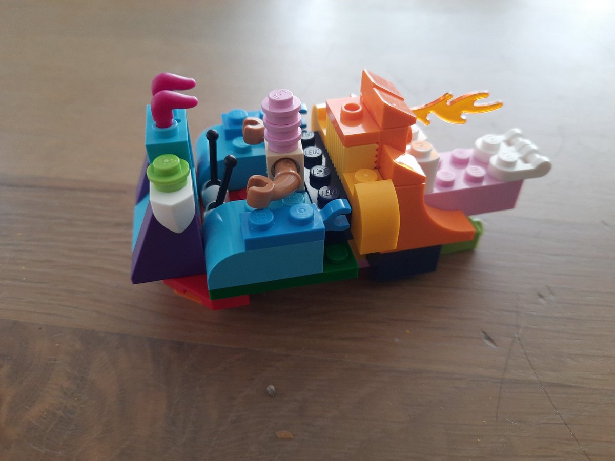 #LEGO7DayBuildChallenge dag 5...hittegolf...dus snel het water op met deze turboboot! <a href="/SvenHilbrants/">Sven Hilbrants</a>