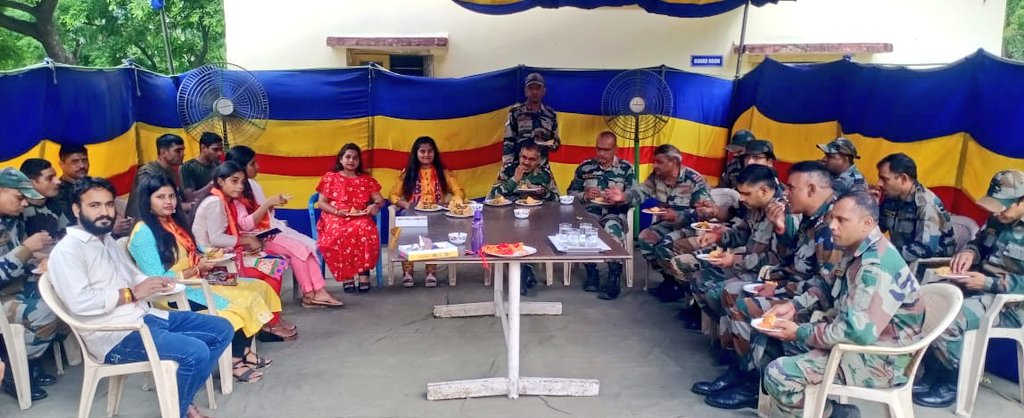 abvpforkanpur's tweet image. अखिल भारतीय विद्यार्थी परिषद कानपुर महानगर की छात्रा कार्यकर्ताओं ने आर्मी कैंट कानपुर में भारत के यशस्वी सैनिकों को राखी बांध कर रक्षाबंधन उत्सव मनाया ।
#abvpvoice #RakshaBandhan