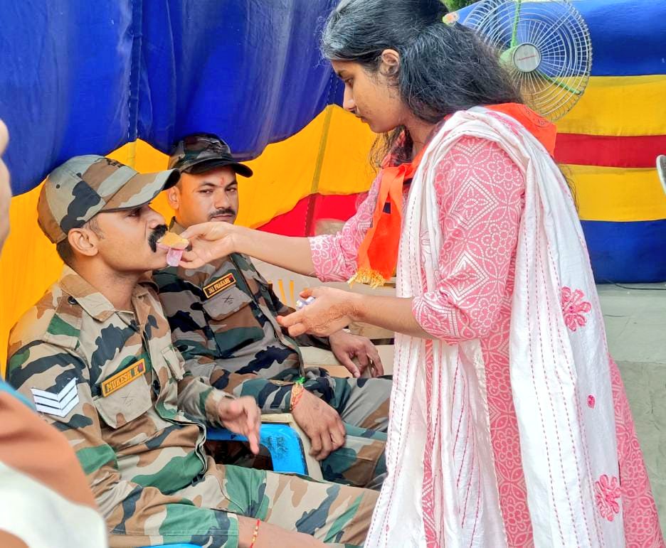 abvpforkanpur's tweet image. अखिल भारतीय विद्यार्थी परिषद कानपुर महानगर की छात्रा कार्यकर्ताओं ने आर्मी कैंट कानपुर में भारत के यशस्वी सैनिकों को राखी बांध कर रक्षाबंधन उत्सव मनाया ।
#abvpvoice #RakshaBandhan