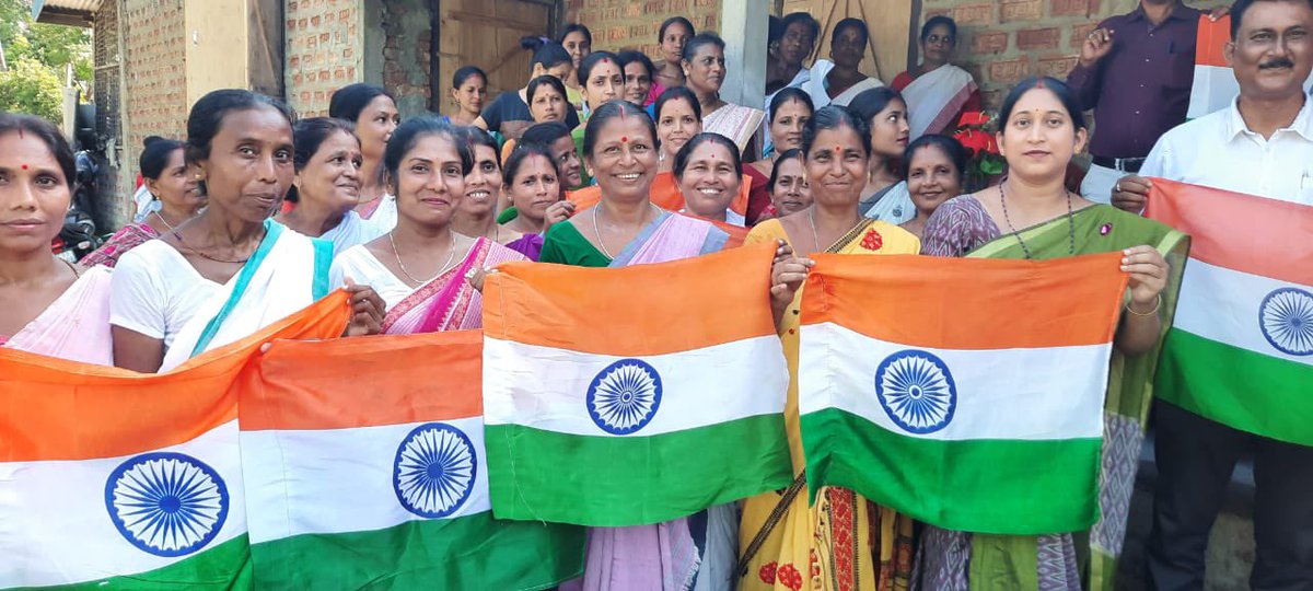 JanasanyogD's tweet photo. Handloom &amp; Textile Department, Darrang organised an awareness programme on Har Ghar Tiranga among the weavers of the district. @diprassam @CMOfficeAssam @UGBrahma #HarGharTiranga #ঘৰেঘৰেজাতীয়পতাকা https://t.co/FZvjutgWLB