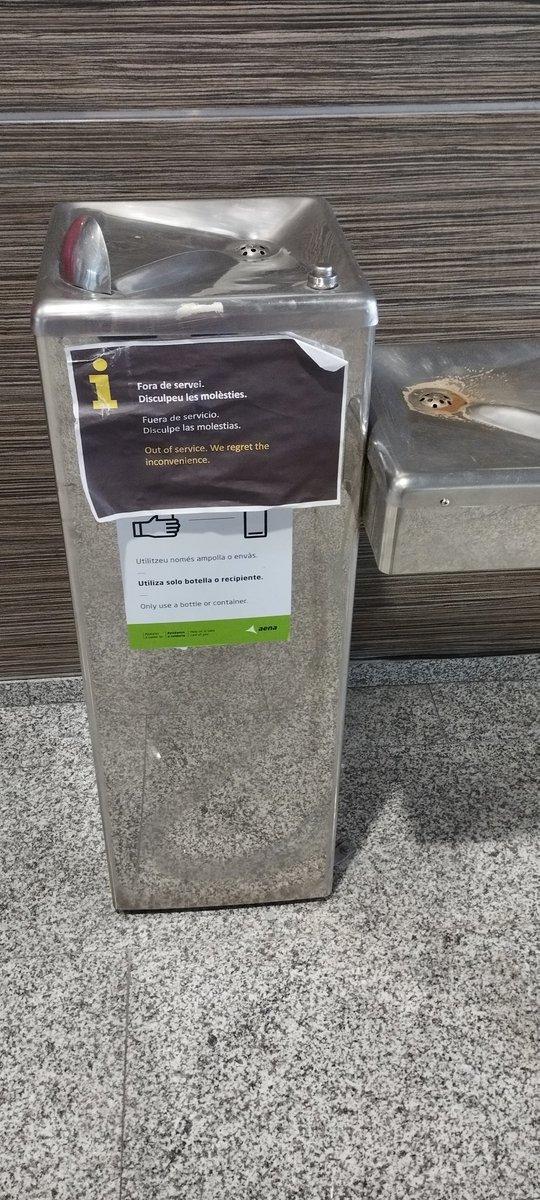 ofalques's tweet photo. @aena Curiosament, l'única font d'aigua de les portes d'embarcament de l'aeroport de Reus està espatllada...
Les màquines de vending, ben plenes d'ampolles a 1,85€, clar!! https://t.co/iFV78KLTJi