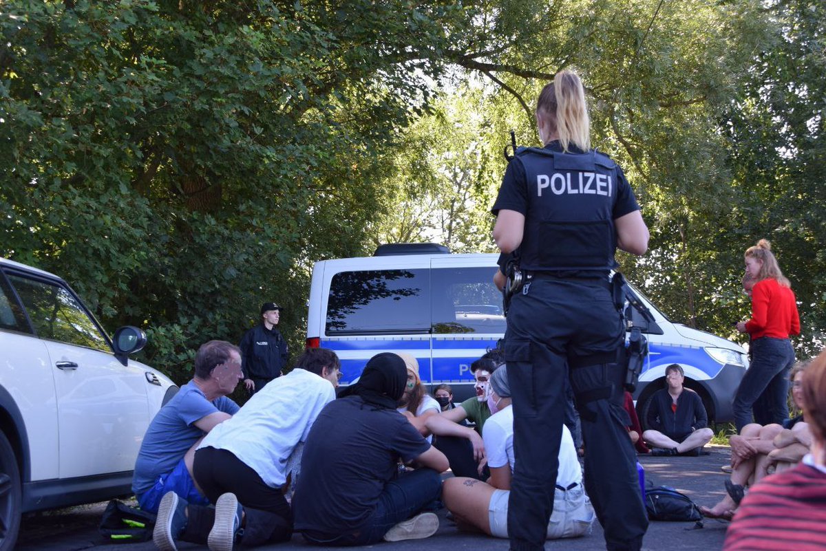 🤬 Ende Gelände Pressesprecherin festgenommen

Unsere Pressesprecherin Charly ist zusammen mit anderen Aktivist*innen in der Nähe von Brunsbüttel festgenommen worden. Das ist ein krasser Eingriff in die Presse-&amp; Versammlungsfreiheit. Lasst die Menschen frei!
#SystemChange