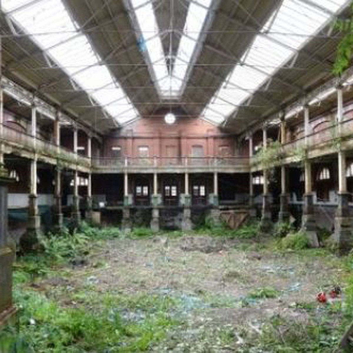 Belfast George’s market today  versus Dublins Iveagh market 

Both over 100 years old - one thriving with independent traders - the other crumbling to pieces