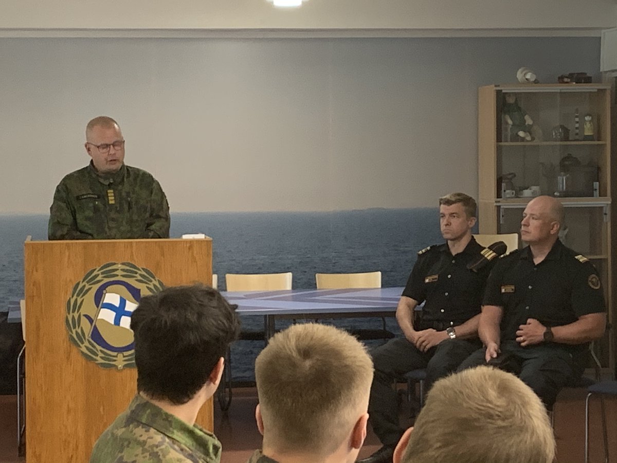 rannikkopr's tweet photo. #Rannikkoprikaati luovutti tänään #alustarkastusosasto'n  #Länsisuomenmerivartiosto'n reserviin. Joukot luovutti #RPR:n komentaja Marko Laaksonen ja vastaanotti #LSMV'n apulaiskomentaja Ilja Iljin.  
#meriv #rajavartiolaitos #viranomaisyhteistyö #SLMV https://t.co/n3Dfq48UEK