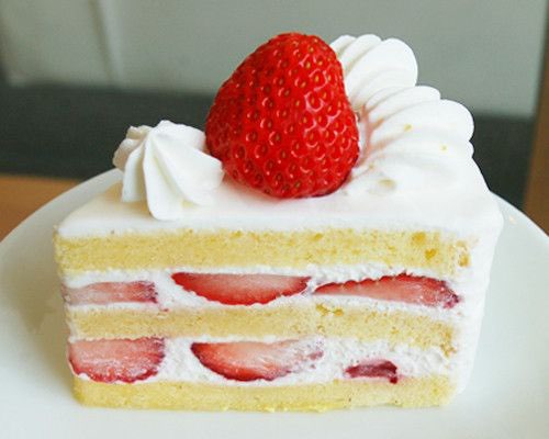 CharEnjoyFood's tweet photo. Kirby is enjoying a Japanese strawberry shortcake! https://t.co/t7bmvKHD0X
