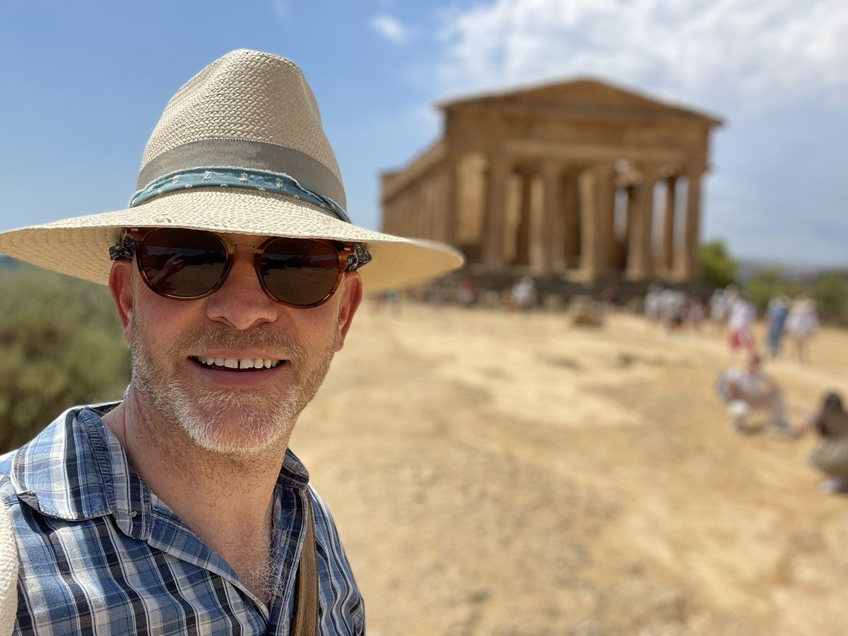 JHillAuthor's tweet photo. The astonishing Temple of Concordia, Agrigento, Sicily - and roughly how it might have looked back in Antiquity. Especially for  @vividardent ! ;-) 
(c. 440-430BC) 
#GreekTemples #doric #sicily #classicalworld https://t.co/8qGAo0xP3O