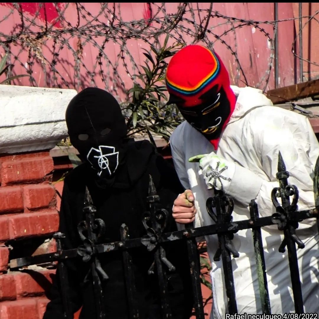 ArmedJ0y's tweet photo. Can we talk about how Chilean anarchists are peak drip https://t.co/GrKwukWGjY