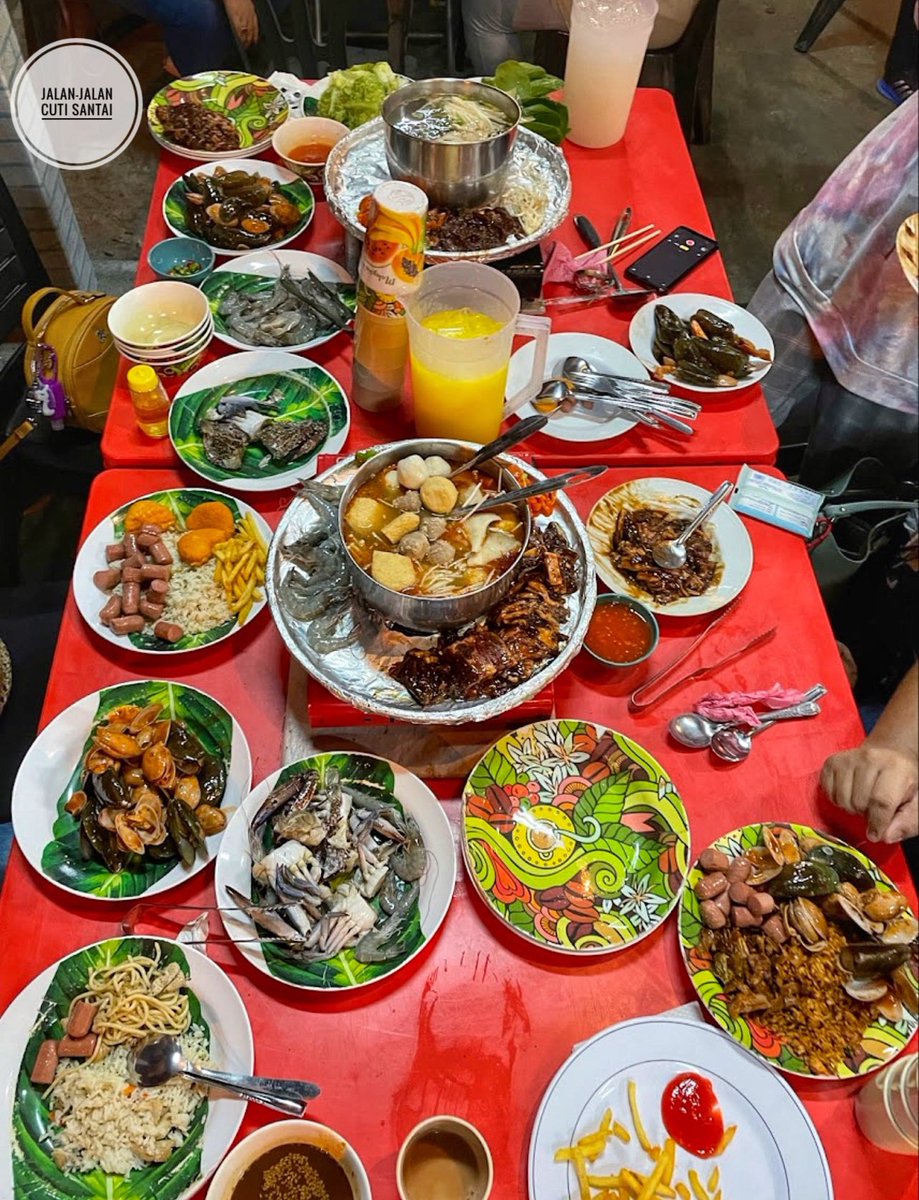 Tempat makan Steamboat &amp; Grill selambak Unlimited dekat Klang, selangor! 

Ini lah dia Port kalau nak makan steamboat &amp;Grill Unlimited dengan harga murah gilerrr. Bayar sekali boleh makan semua apa yang ada dekat sini tau.

📌 Hausgrill Steamboat Cheese, Kg Jawa Klang