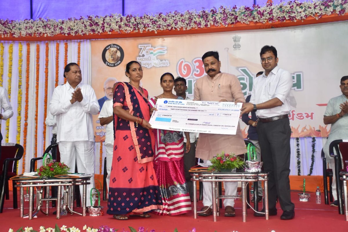 collectormahi's tweet photo. 73મા વન મહોત્સવ-2022ની જિલ્લા કક્ષાની ઉજવણી માન.મંત્રીશ્રી અર્જુનસિંહ ચૌહાણના અધ્યક્ષ સ્થાને મોજે.અર્બુદા મંદિર ભેમાની વાવો તા.કડાણા ખાતે કરવામાં આવી, તેમજ ઉપસ્થિત મહાનુભાવો દ્વારા વૃક્ષારોપણ કરવામાં આવ્યું. @CMOGuj @pkumarias @mbansal_ias @mahimahiti https://t.co/upIWlMR1ke
