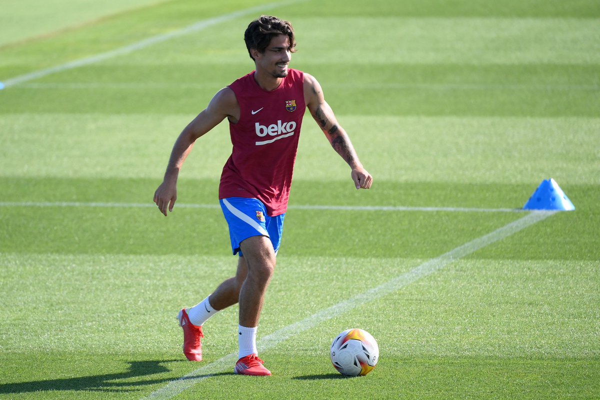 FabrizioRomano's tweet photo. Álex Collado’s agent, Marc Sanllehy, is currently in Barcelona’s offices to discuss final details of loan move to Elche valid until June 2023. 🚨🟢 #FCB

Collado asked Xavi to leave on loan 10 days ago as he wants to be a starter and now Elche are on it. https://t.co/DvWw7AeXLl