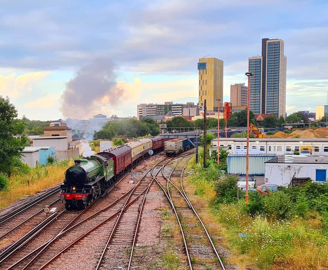 SunsetSteamExp's tweet photo. #FlashbackFriday to when Matt captured this extraordinary photo of #TheSunsetSteamExpress back in July last year. π
We had just departed #LondonVictoria and were heading past #Woking as we embarked on an evening tour throughout the #Surrey countryside. βοΈ
πΈ IG: mattsontour87 https://t.co/6AV3XjEd2B