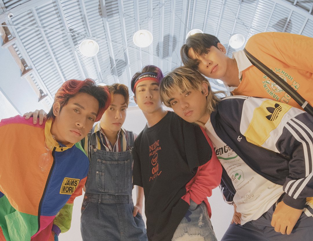 jddtinkerbelle's tweet photo. ang hot ni ken?? ang cute ni jah?? ang angas ni josh at pau?? ang cool ni stell?? ABAY TAMA NA KAYONG LIMA 🥹🥹 

#WhereYouAtSB19
#SB19_dreamawards

@SB19Official 
#STANWORLD #SB19
#BackToSWSchool https://t.co/HUsJVnJyZl