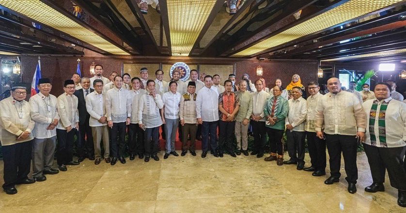 bongbongmarcos's tweet photo. Nanumpa ng kanilang katapatan ang mga bagong kawani ng Bangsamoro Transition Authority (BTA) Parliament sa palasyo at may sigasig nilang ipinangako na ipagpapatuloy ang pagsusulong sa kapayapaan at seguridad ng ating mga kababayan sa kanilang rehiyon. https://t.co/3qaeSDB43E