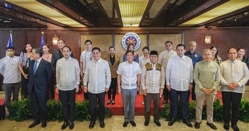 bongbongmarcos's tweet photo. Hangad din natin na magkaroon ng mas maayos at klarong talakayan ukol sa mga batas na kailangang maipasa para sa Bangsamoro Autonomous Region in Muslim Mindanao (BARMM). https://t.co/XnBv0lpDQO