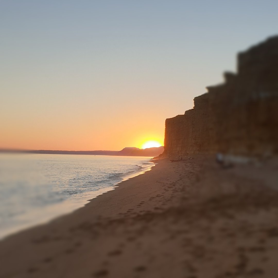 ⚠️There is still a high risk of rockfall from cliffs in Dorset.

Extreme weather always impacts stability, but vegetation which helps keep the cliffs together is drying out in the heat, which could make rockfalls more likely.

Stay away from the tops and bases of the cliffs.⚠️