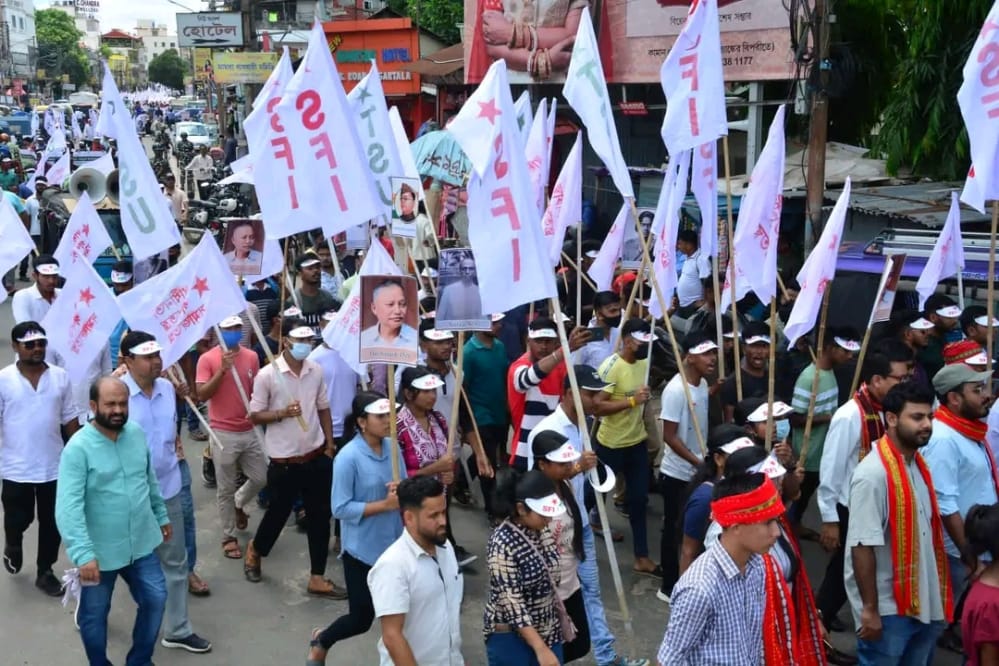 CpimSub's tweet photo. #saveeducation
#SFIAllIndiaJatha
#SFITripura #TSUTripura 
'শিক্ষা বাঁচাও, সংবিধান বাঁচাও, দেশ বাঁচাও' -এই আহ্বানে আগরতলার ছাত্র জাঠা থেকে আওয়াজ উঠলো  'শিক্ষার হাল ফেরাতে রাজ্যের সমস্ত শিক্ষাঙ্গনে প্রয়োজনীয় সংখ্যায় শিক্ষক নিয়োগ করতে হবে' https://t.co/HgUgn2TQvr