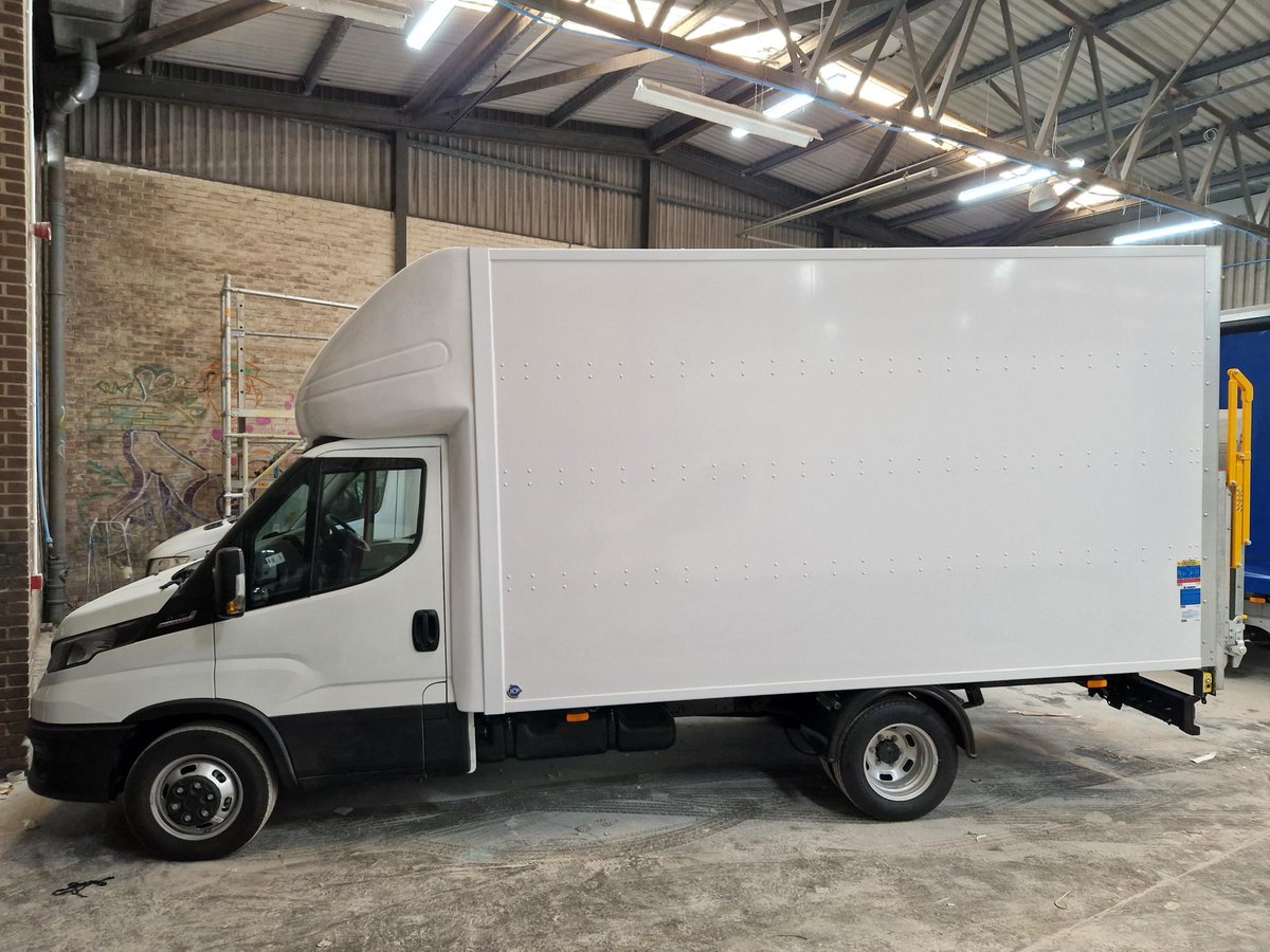 JCPayneUK's tweet photo. @IVECOUK 
Pitter Commercials

Hi spec luton with tail-lift, vertical narrow lath shutter for improved rear aperture height, without needing to build too tall, deep platform with trolley stops and auto erect safety gates, coach-bolted load lock.

Cheers Dennis!!

#notjustanybody https://t.co/vlPoyxyWaK