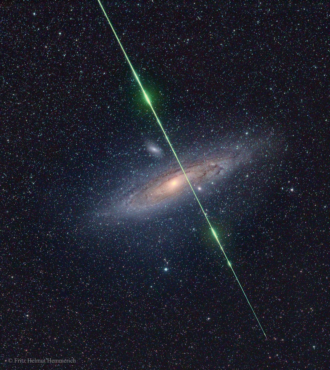 takatastronomi's tweet photo. Kaç insanın başına böyle bir olay gelir ki?
Tam #Andromeda'yı pozluyorsunuz ve o daracık alanda tam da Andromeda'nın önünden muhteşem bir göktaşı geçiyor!
Fritz Helmut Hemmerich bütün şansını bu fotoğrafta kullanmış. https://t.co/7dOGciHug9
