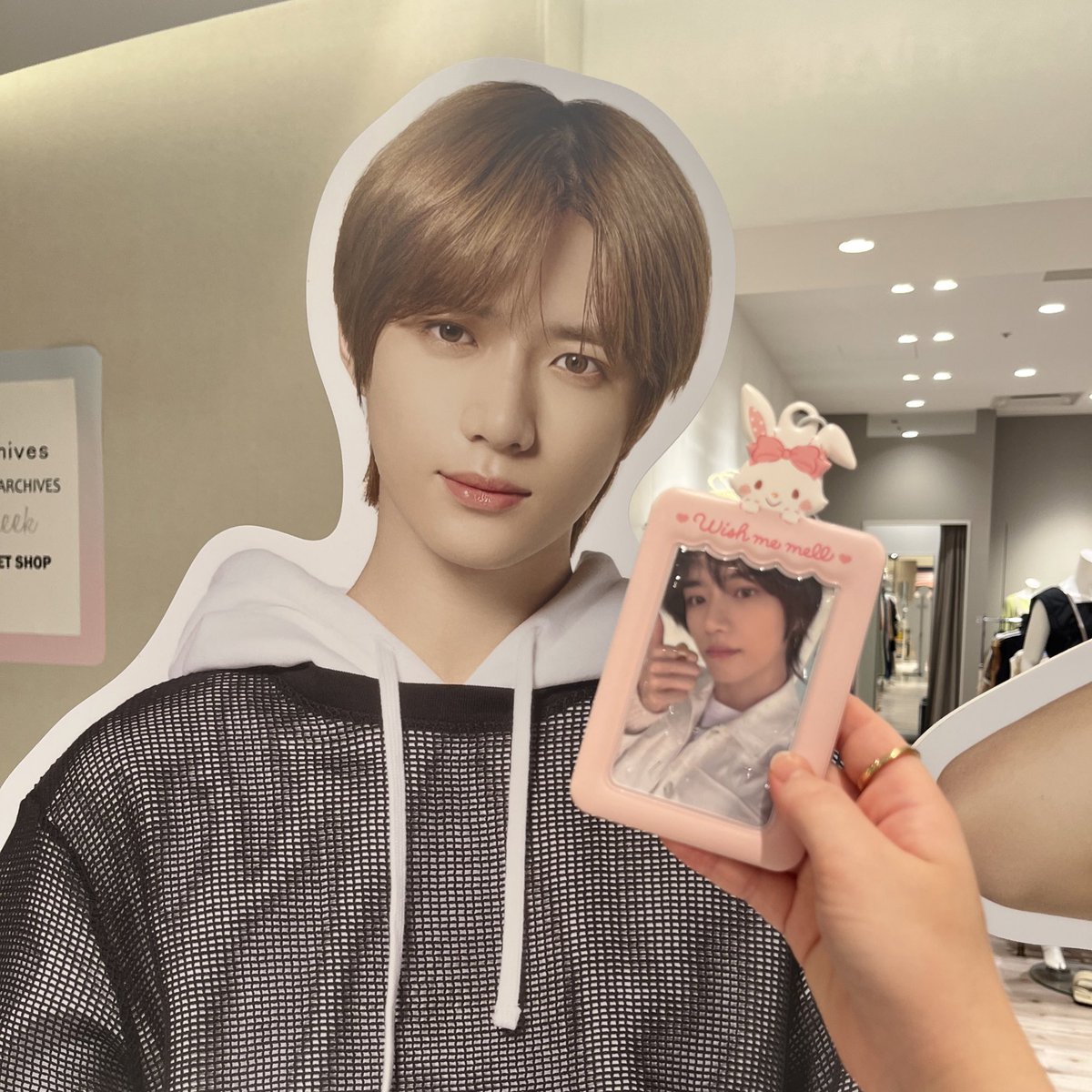 _som3tang's tweet photo. 4olnのPOPUP行ってきました!!
このボムのビジュ良すぎて家帰ってからも写真見て惚れてる😹
コスメもアイシャドウパレットとリップバームを買えたから大満足💯
かっこいいショッパーに入れてもらえたのも嬉しかった💘
#TXT #4oln https://t.co/7H6GS57rBT