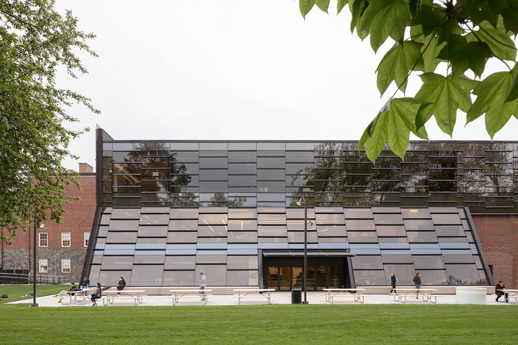 LexiconplusIon's tweet photo. Beaver Country Day School Research + Design Center by NADAAA architects is an independent school for grades 6-12 near Boston that boasts an innovative pedagogy based on student-centered design, and so the design naturally worked to incorporate open collaborative spaces. https://t.co/Hn0FTttxyF