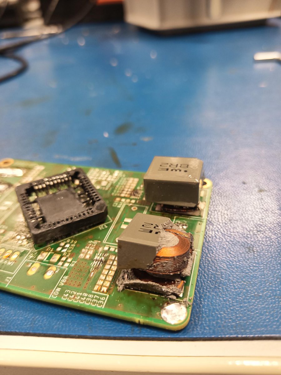 The assembly and the measurements are progressing. Here is a small insight into the laboratory work. Stay tuned!

#Powerelectronic #Microelectronic #ClassD #GaN #ASIC #PCB <a href="/ElectronicsDrv/">E&D @ElectronicsAndDrives@mastodon.social</a> and @HS_Reutlingen