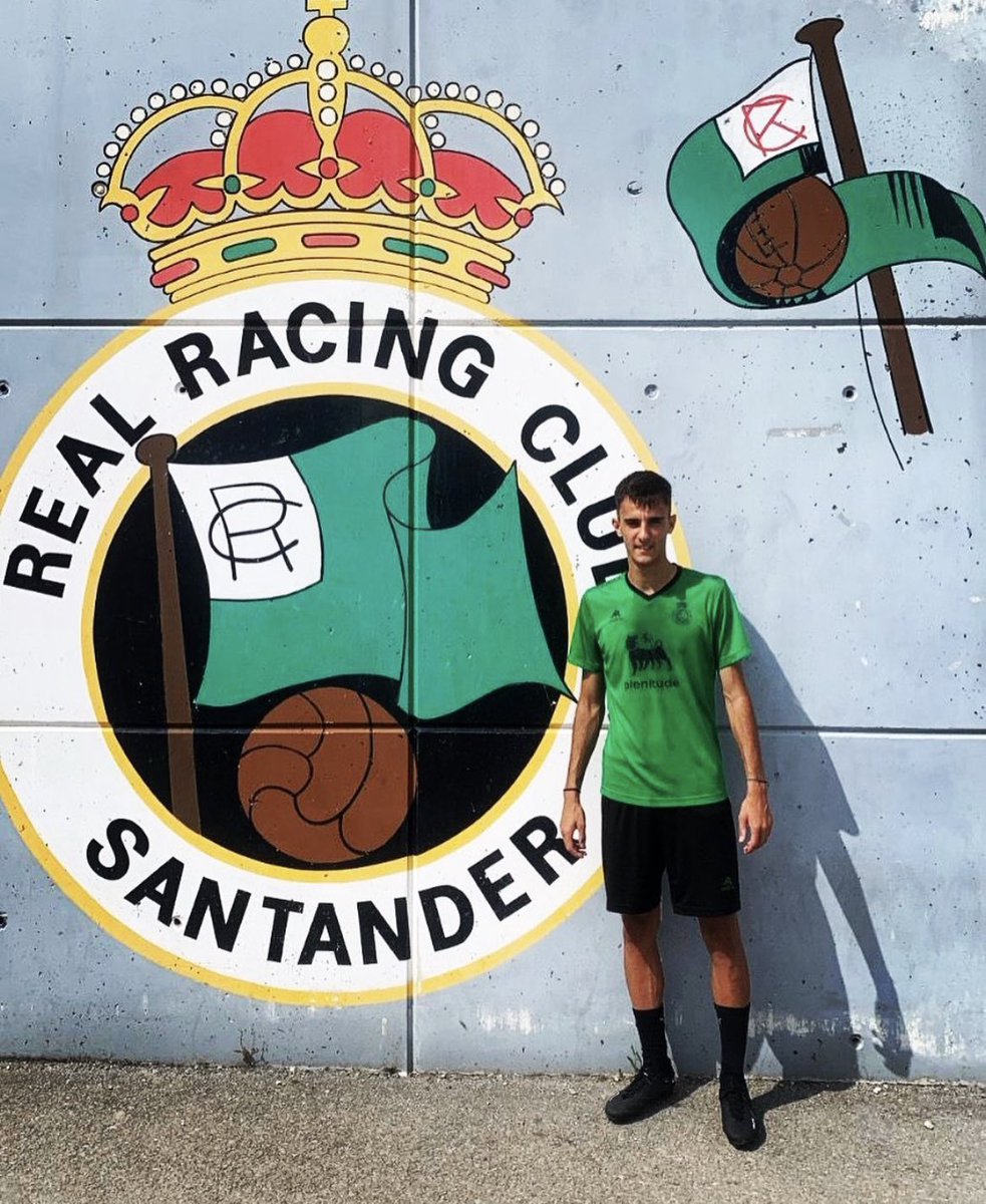 diegobalbontin's tweet photo. Adri San Emeterio (2003) se gana la confianza de Loza y Martija y firma su primer contrato profesional con el @realracingclub ✍🏽

💚 Hasta 2024 

🙋🏽‍♂️ Aprovechó su cesión en el @CD_MARINASPORT y ahora está siendo una de las sensaciones del Rayo en pretemporada 💪🏽 https://t.co/tqABDTtNX6