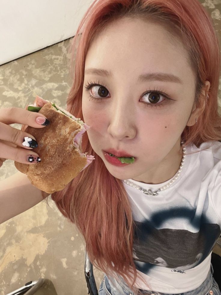 SKRYUE97's tweet photo. 먹어 https://t.co/zUG7ZOwxZr