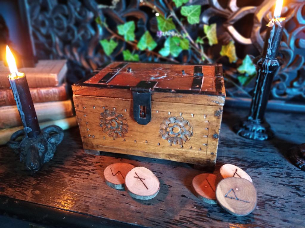 WickedVintageUK's tweet photo. Old decorative carved box containing hand crafted forest wood Runes! In store today ☺️ #WoodenRunes #ForestWitch #Futhark #ElderRunes #DivinationRunes #Witchcraft #AltarBox https://t.co/PT5dNhuVgW