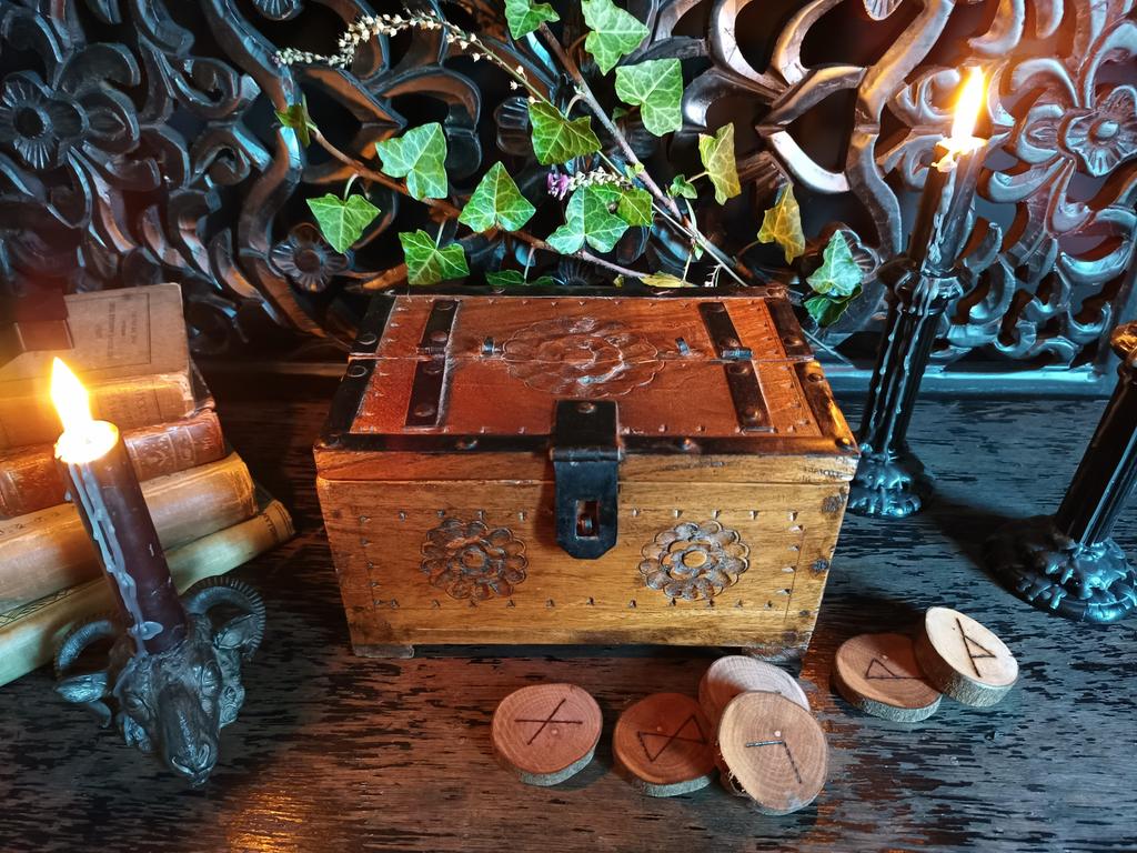 WickedVintageUK's tweet photo. Old decorative carved box containing hand crafted forest wood Runes! In store today ☺️ #WoodenRunes #ForestWitch #Futhark #ElderRunes #DivinationRunes #Witchcraft #AltarBox https://t.co/PT5dNhuVgW
