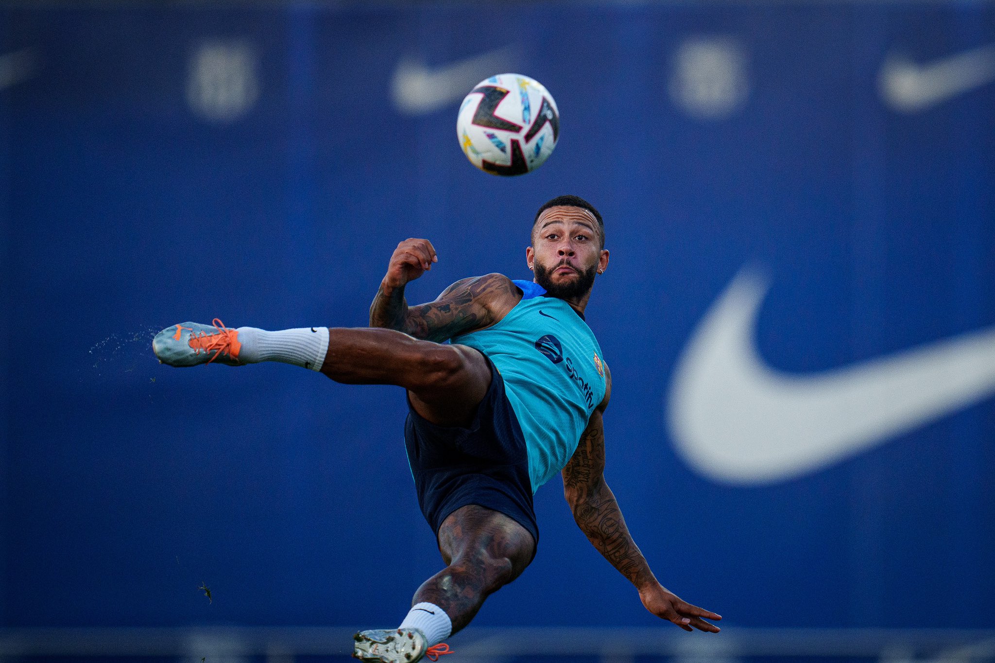 Football Tweet ⚽ on X: Gregory van der Wiel × Memphis Depay. 😎 These boys got the United retro game on lockdown. 🔒 / X