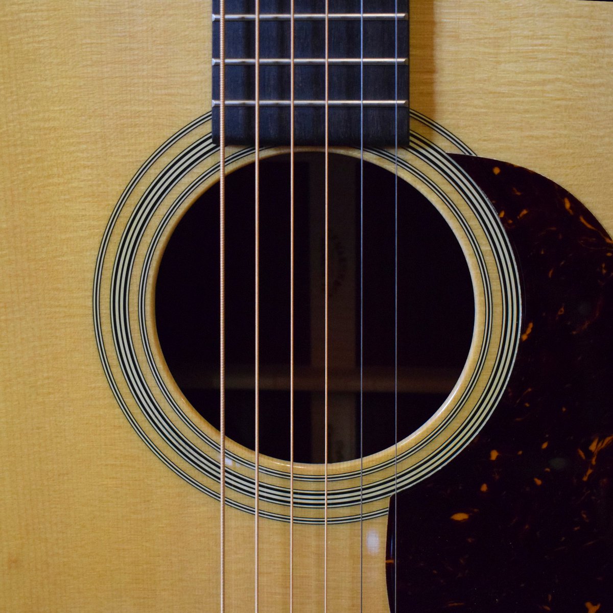 musicdistrib's tweet image. La @MartinGuitar  000-28 tiene una gran acogida en la técnica del fingerpicking.

Fabricada a mano, esta acústica presume de un tono cálido y gran comodidad, gracias a su escala reducida frente a una Dreadnought y a su cuerpo compacto

Preciosa unidad disponible en @Stringsfield