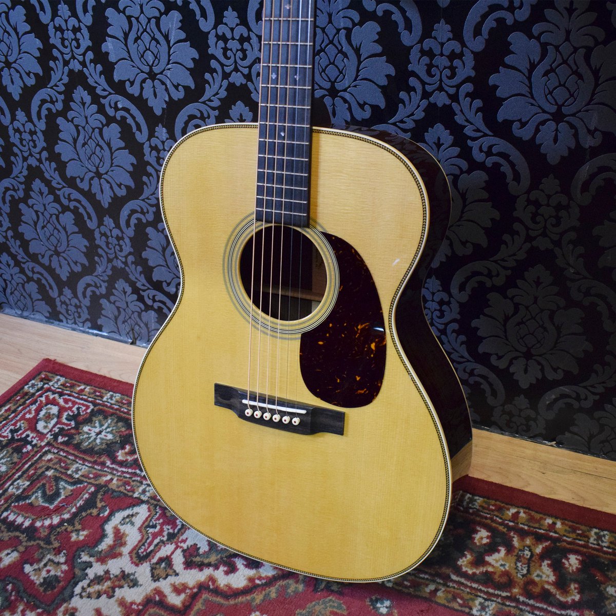 musicdistrib's tweet image. La @MartinGuitar  000-28 tiene una gran acogida en la técnica del fingerpicking.

Fabricada a mano, esta acústica presume de un tono cálido y gran comodidad, gracias a su escala reducida frente a una Dreadnought y a su cuerpo compacto

Preciosa unidad disponible en @Stringsfield