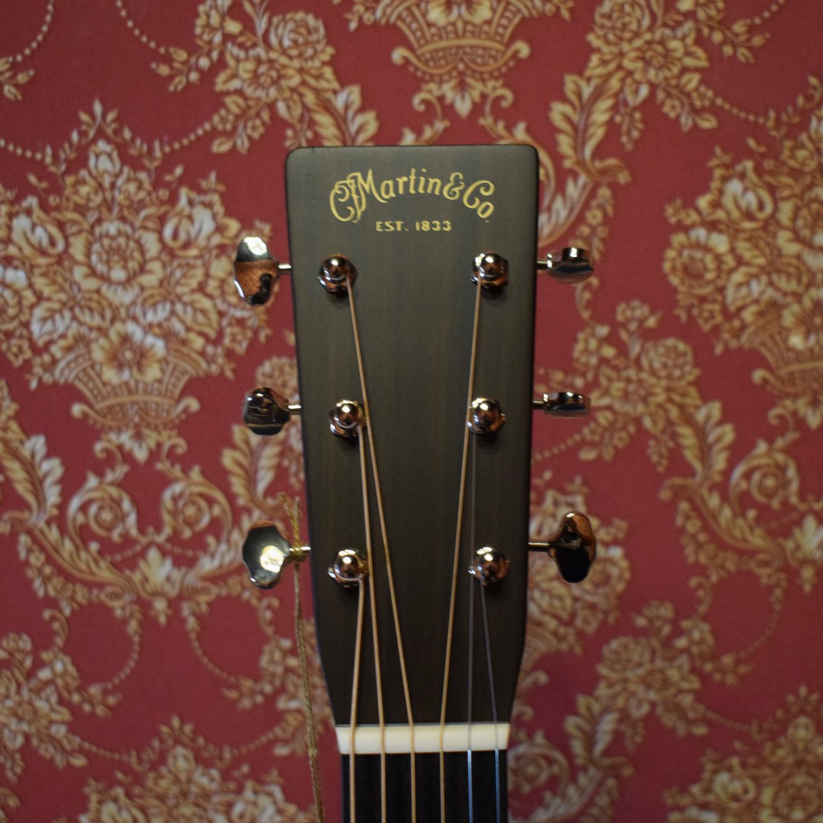 musicdistrib's tweet image. La @MartinGuitar  000-28 tiene una gran acogida en la técnica del fingerpicking.

Fabricada a mano, esta acústica presume de un tono cálido y gran comodidad, gracias a su escala reducida frente a una Dreadnought y a su cuerpo compacto

Preciosa unidad disponible en @Stringsfield