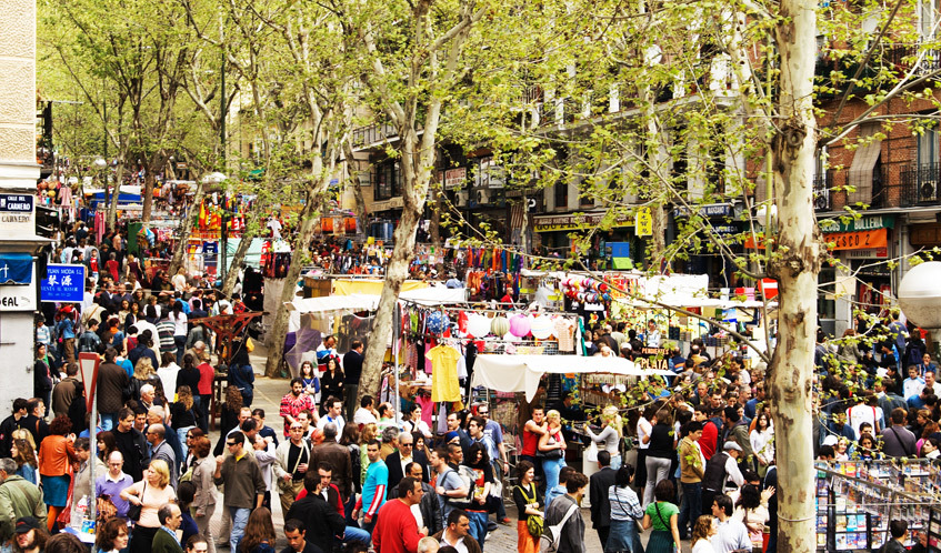 policiademadrid's tweet photo. Todos los domingos y festivos de 9 a 15 horas, se encuentra el rastro de Madrid y para garantizar la seguridad en este mercadillo tan madrileño, la #PolicíaMunicipalDeMadrid pone en marcha cada día de celebración un dispositivo que garantiza la seguridad en la zona. https://t.co/3gfdv8XGRU
