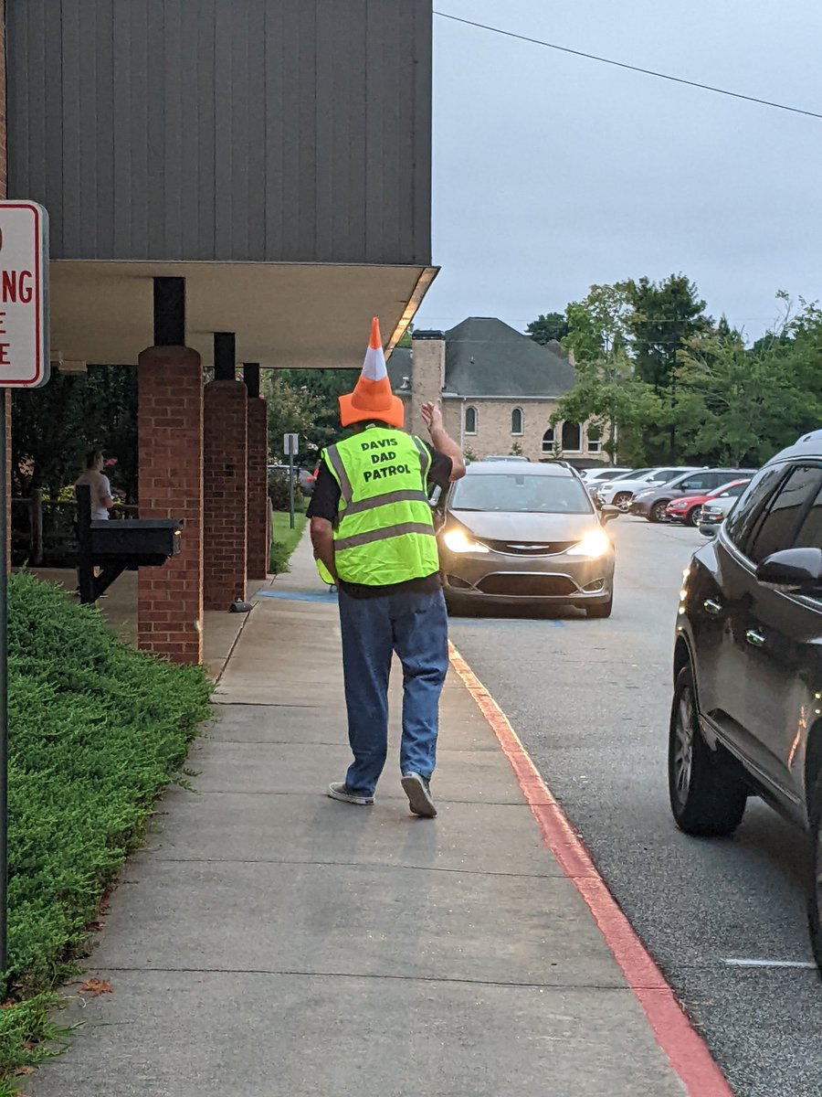 davistigers87's tweet photo. Davis Tigers are loving our Davis Dad Patrol in the mornings! #theDavisDifference @CobbSchools @KristinErbskorn @JennCarusone @davisPTA https://t.co/inqTRQzyEN