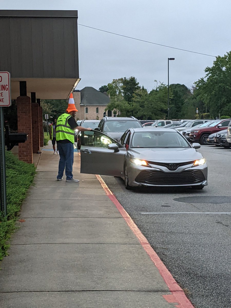 davistigers87's tweet photo. Davis Tigers are loving our Davis Dad Patrol in the mornings! #theDavisDifference @CobbSchools @KristinErbskorn @JennCarusone @davisPTA https://t.co/inqTRQzyEN
