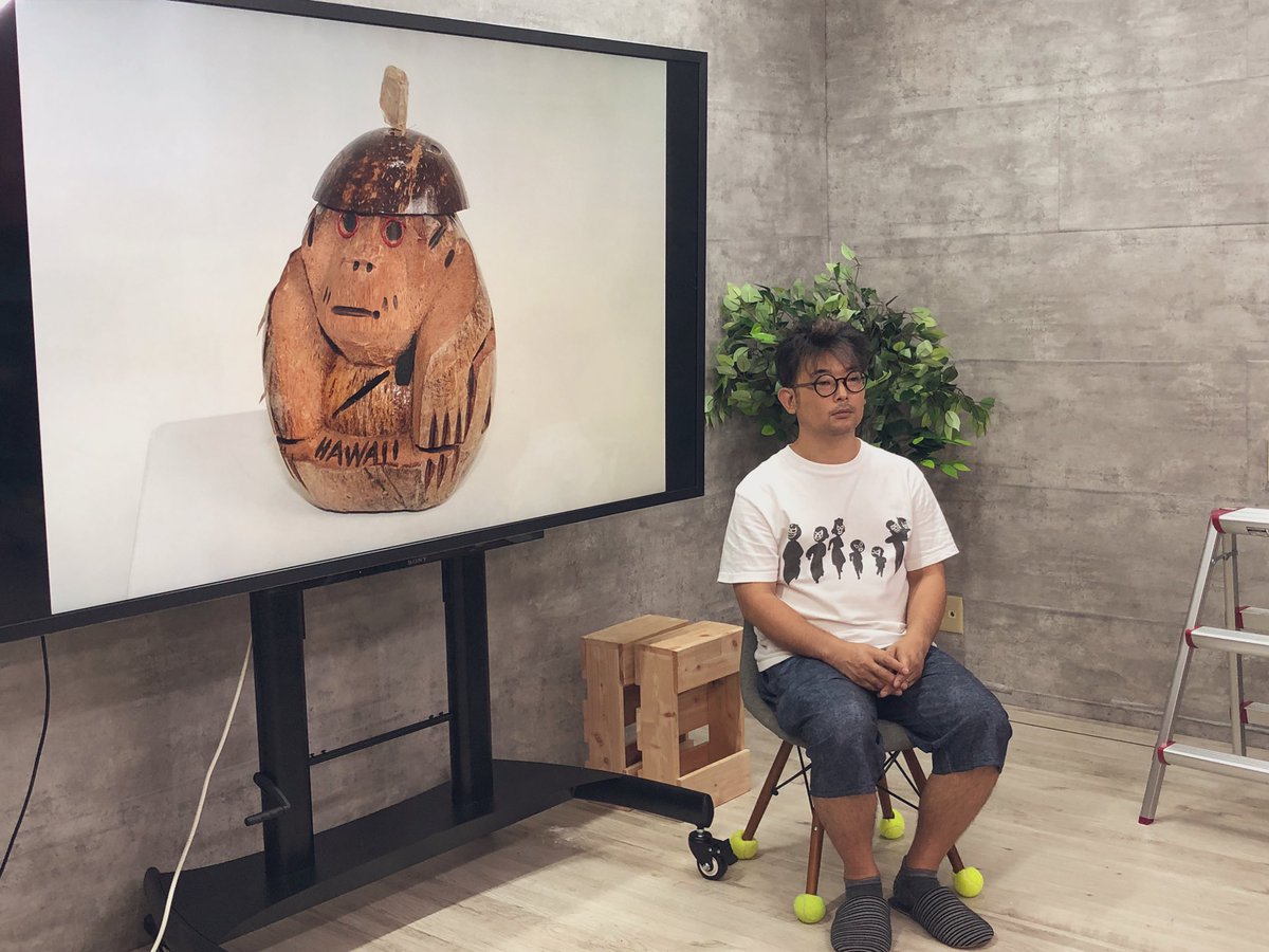 3www_omo_studio's tweet photo. こんばんは人類。
皆はお盆休み前最後の平日かな🤔
今日はうちのスタッフはスタジオの整理をしていたぞ。見よ、この大きなモニタースタンドを！
100kgまで耐えられるとても頑丈なスタンドだ。
ん？何故かって？このモニターが95kgあるからなのだ。スタッフもムキムキになってしまうな💪 https://t.co/RsTonSdFbc