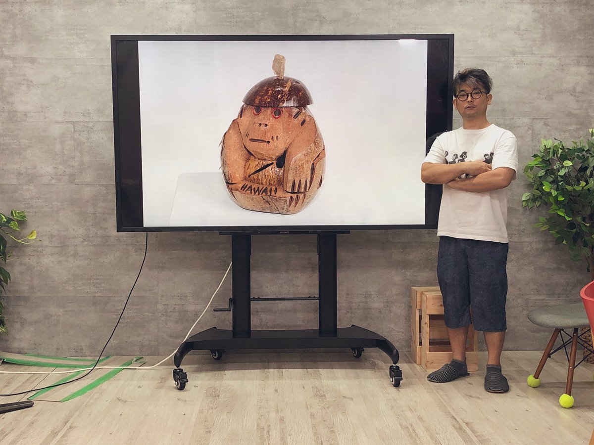 3www_omo_studio's tweet photo. こんばんは人類。
皆はお盆休み前最後の平日かな🤔
今日はうちのスタッフはスタジオの整理をしていたぞ。見よ、この大きなモニタースタンドを！
100kgまで耐えられるとても頑丈なスタンドだ。
ん？何故かって？このモニターが95kgあるからなのだ。スタッフもムキムキになってしまうな💪 https://t.co/RsTonSdFbc