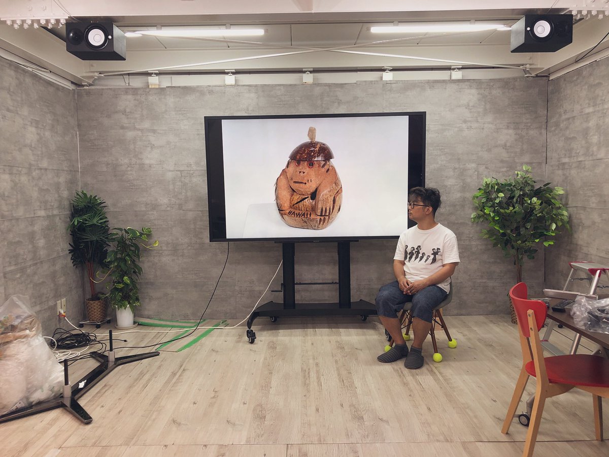 3www_omo_studio's tweet photo. こんばんは人類。
皆はお盆休み前最後の平日かな🤔
今日はうちのスタッフはスタジオの整理をしていたぞ。見よ、この大きなモニタースタンドを！
100kgまで耐えられるとても頑丈なスタンドだ。
ん？何故かって？このモニターが95kgあるからなのだ。スタッフもムキムキになってしまうな💪 https://t.co/RsTonSdFbc